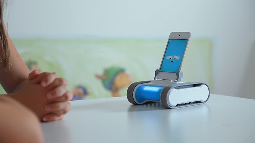 Робот айфон. Romo робот. iphone robots. robot and smartphone.