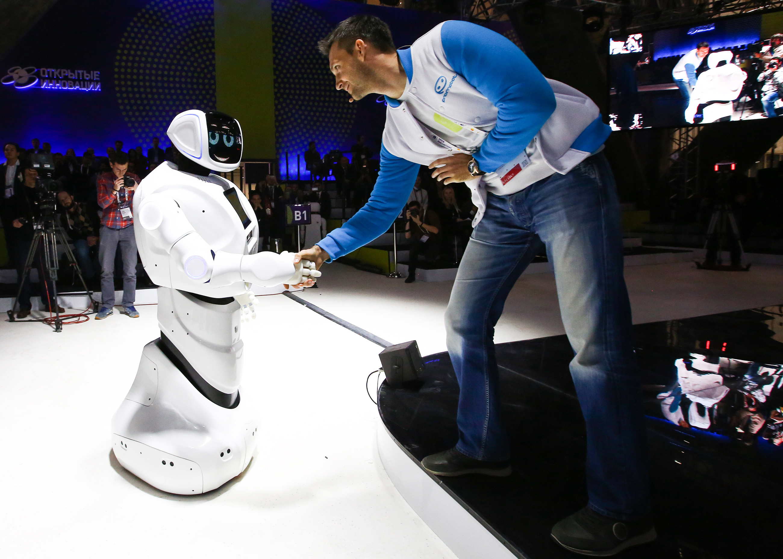 Робот хозяин. Promobot v.1. Пермский робот Промобот. Робот на мероприятие. Робот промоутер.
