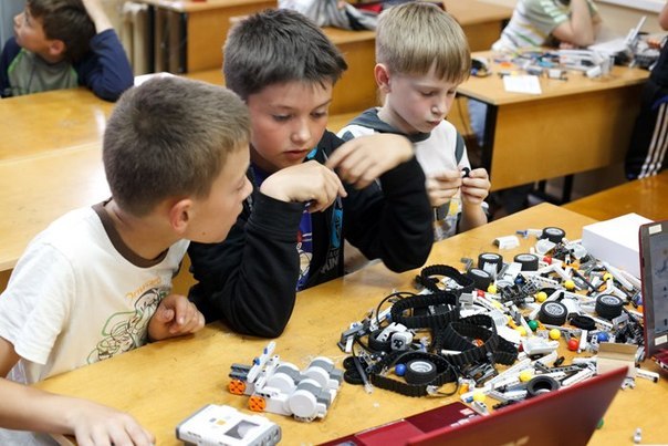 В кружке робототехники занимаются ученики разных классов. Кружок робототехники для детей. Робототехника в детском саду. Кружки робототехники. Кружок робототехника в школе.